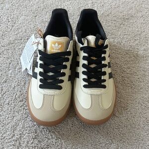 adidas Samba Classic Sneakers in Cream, Black in size 6.